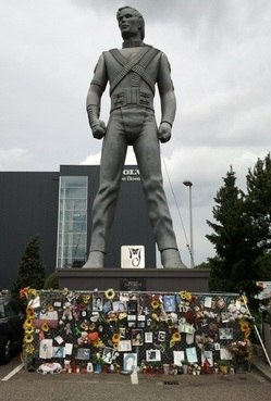 MJ-statue-June2011.jpg