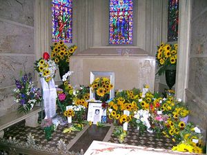 MJ-tomb-flowers1.jpg