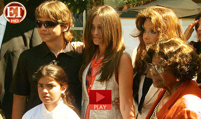 Michael.Jacksons.Kids.Unveil.His.Art.work_Childrens.Hospital.LosAngeles_8Aug2011.jpg