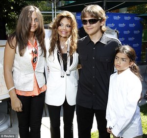 Michael.Jacksons.Kids.Unveil.His.Art.work_Childrens.Hospital.LosAngeles_8Aug2011_01.jpg