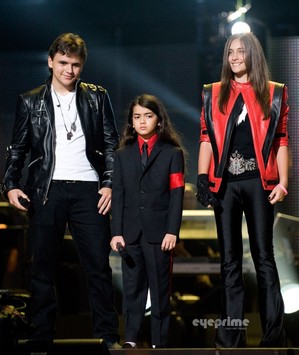 mj-4ever-8oct2011-56.jpg