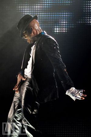 mj-4ever-8oct2011-Neyo.jpg