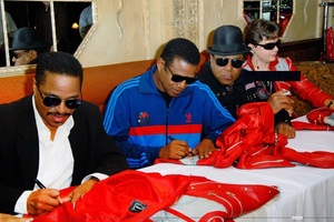 press-conference-signing-J5-collection-jackets-ChateauMarmont-10Nov11-09.jpg