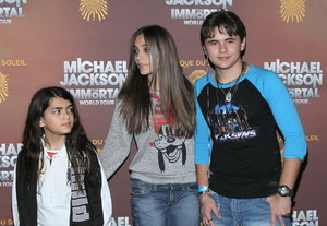 immortal-world-tour-MJKids-10-27Jan12.jpg