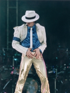 96767_michael-jackson-performs-on-stage-during-his-history-concert-tour-in-new-york-in-1997_2011-08-23.jpg