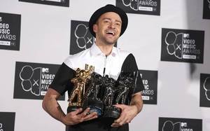 Justin-Timberlake-MJ-award.jpg